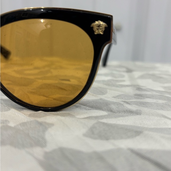 Versace sunglasseses with glasses case, and box - Picture 4 of 9